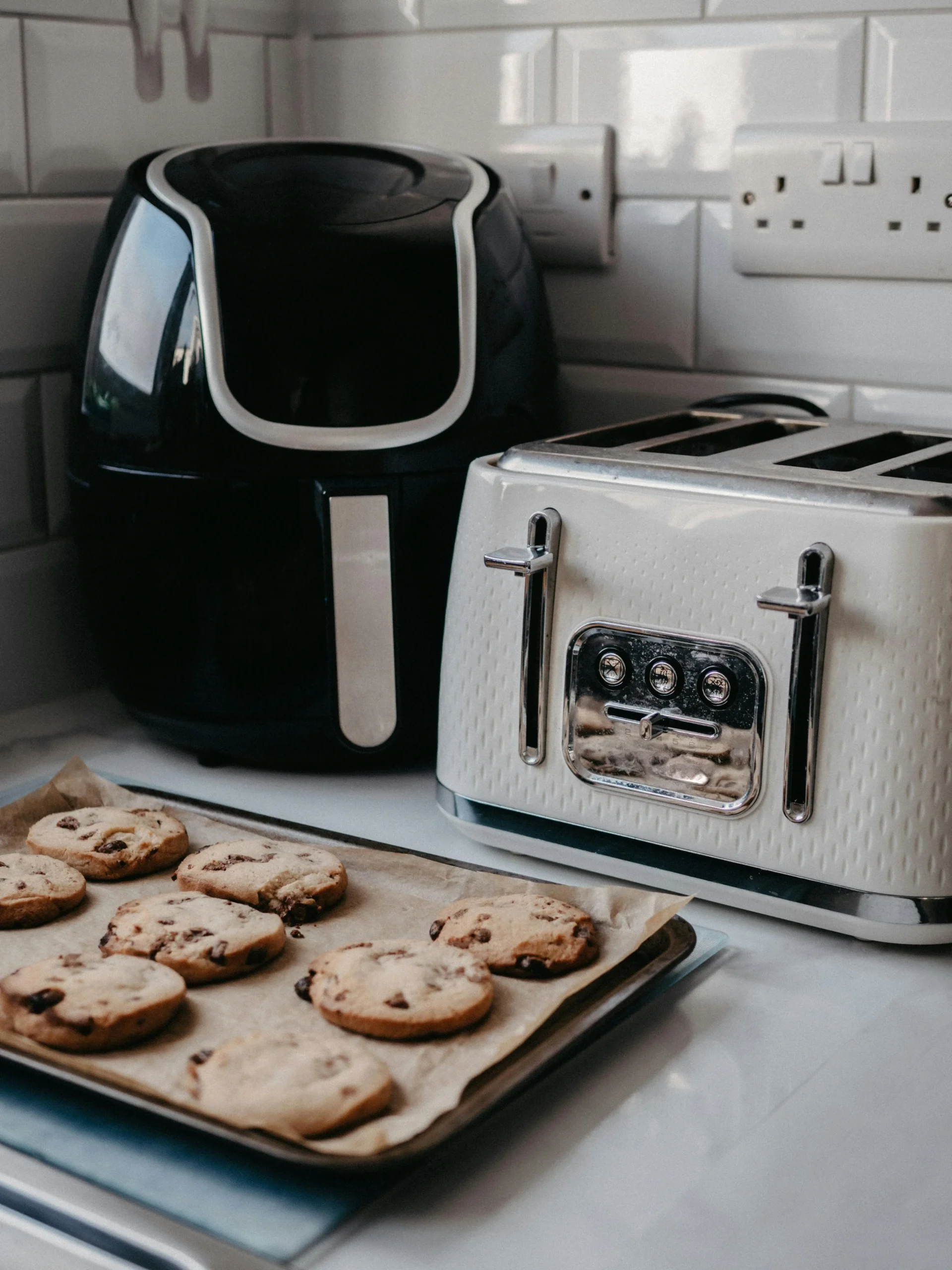 The Air Fryer Cult: Why Your Friends Won’t Shut Up About It (And If You Should Join)